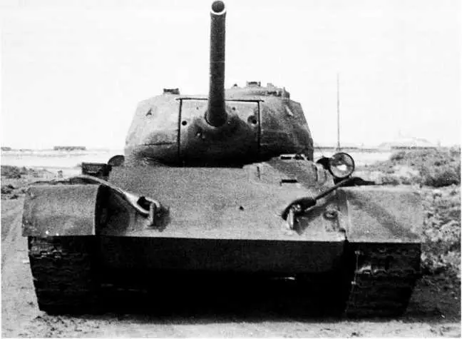 Танк Т44 второго варианта вид спереди Лето 1944 года Обратите внимание на - фото 89