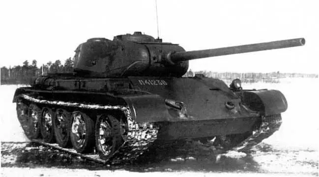 Танк Т44 выпуска января 1945 года общий вид На фото виден заводской номер - фото 101