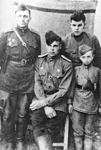 Сын полка Витя Гехт и танкисты 1944 г Смерть была вокруг нас Выжить - фото 14