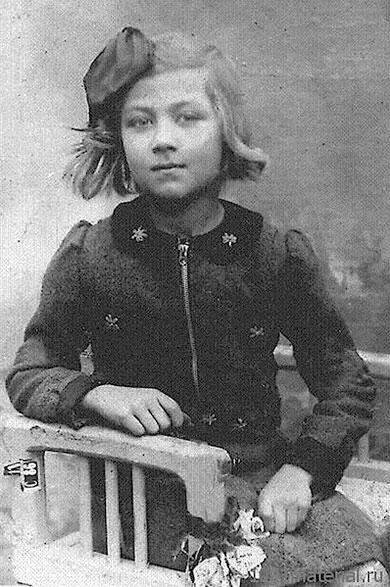Эдита Пьеха 6 лет Потом и я заболела туберкулезом Меня спасать уже было - фото 28