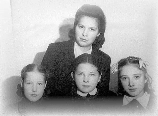 Чечета Саша в центре 4й класс До войны пока вся семья была в сборе мы - фото 41