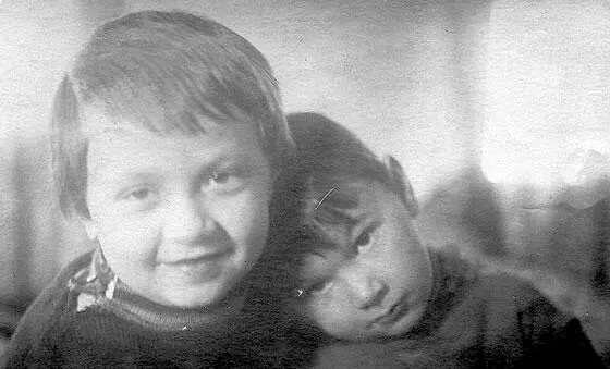 Лариса Ланкина с братом Герта Портнягина художник Я первоклассница 41го - фото 54
