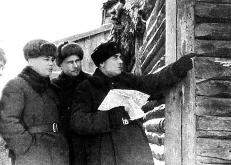 На Калининском фронте под Ржевом Слева направо В Р Бойко А А Фадеев К - фото 25