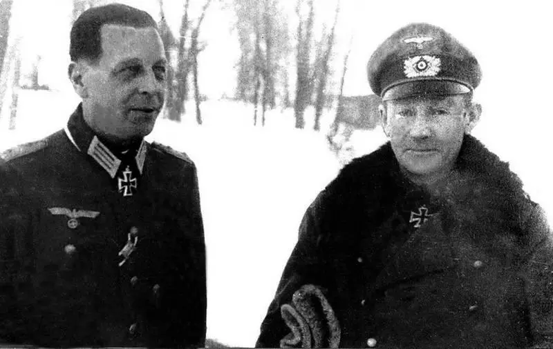 Полковник Данхаузер слева после вручения ему генералполковником Моделем - фото 48