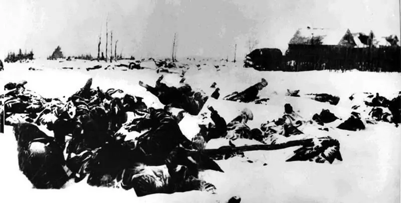 Трупы красноармейцев перед позициями 129й пехотной дивизии Февраль 1942 г - фото 58