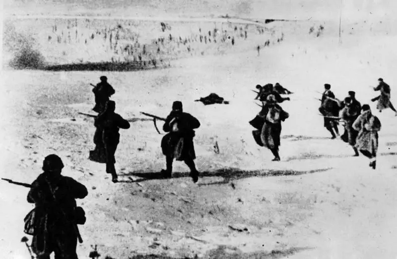 Атаки советских частей Январь 1942 г Несмотря на это Ставкой ВГК было - фото 65