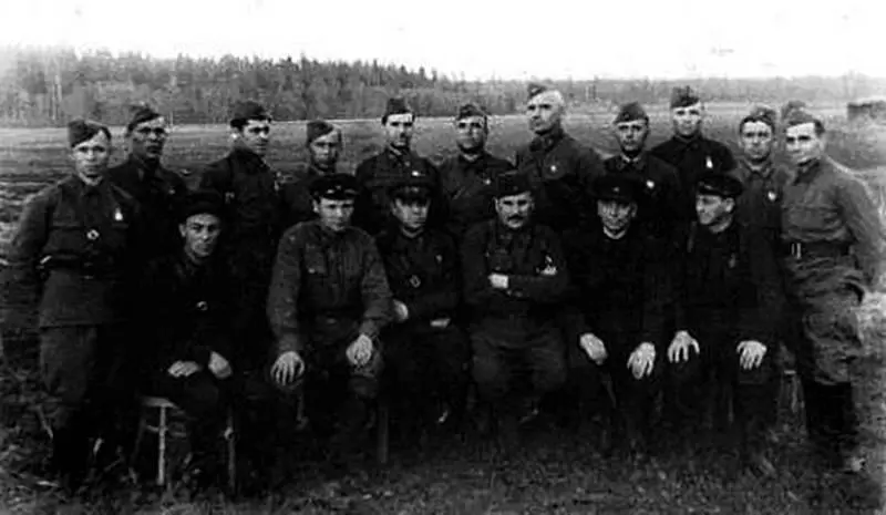 Командующий 29й армией генералмайор В И Швецов сидит 3й справа - фото 75