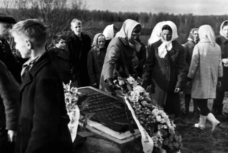 У могилы генерала К В Комиссарова Деревня Кокошкино Ржевского района 1968 - фото 94