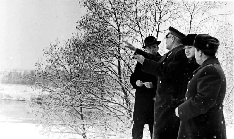 Генерал С Г Поплавский в д Кокошкино Ржевского района Декабрь 1966 г После - фото 96