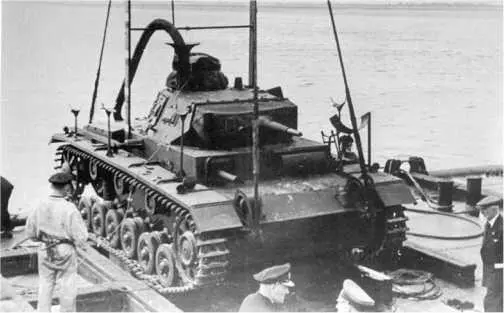 Начало испытаний Tauchpanzer III танк поднимают краном для последующего - фото 64