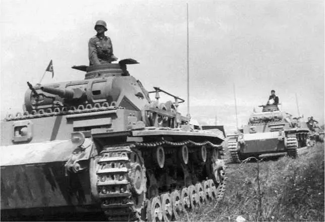 Командирские машины PzBfWgIII AusfD1 во главе немецкой бронетанковой - фото 74