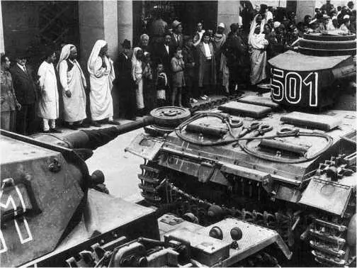 Тройки 5го танкового полка на улице г Триполи Март 1941 года Первым - фото 83