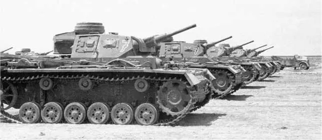 Танки PzIII Африканского корпуса накануне сражения у Газалы 1942 год - фото 111