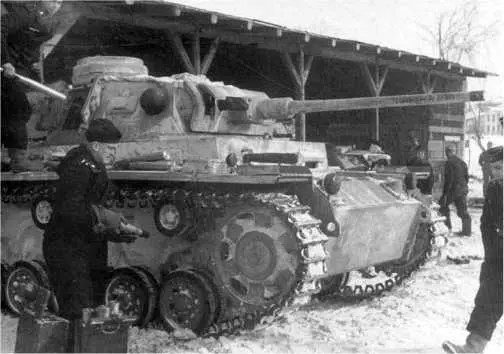 Загрузка 50мм выстрелов в танк PzIII AusfJ Восточный фронт зима 1943 года - фото 115