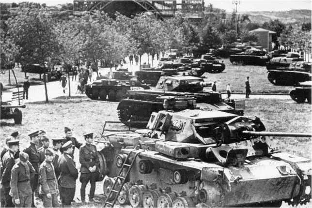 Бойцы и командиры Красной Армии осматривают немецкий средний танк PzIII Ausf - фото 131