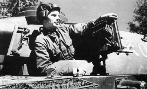 Командир трофейного танка старший сержант НИ Барышев в своей боевой машине - фото 139