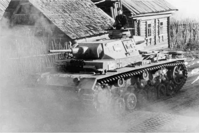PzIII AusfJ проезжает по улице русской деревни Восточный фронт 1942 год - фото 176