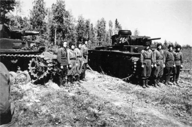 Экипажи 107го отдельного танкового батальона перед выходом на боевое задание - фото 181