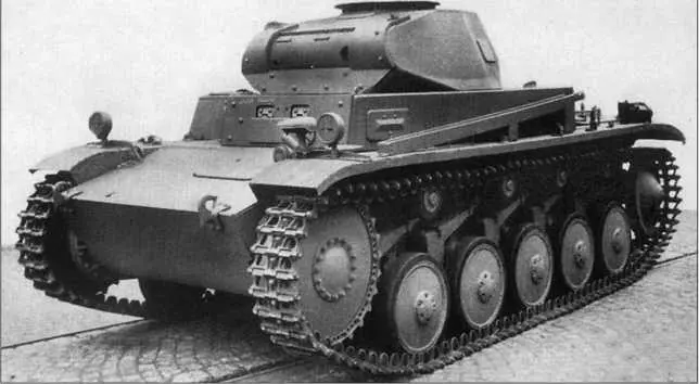 Один из первых серийных танков Pz II AusfC 1939 год PzII AusfDE В 1938 - фото 83