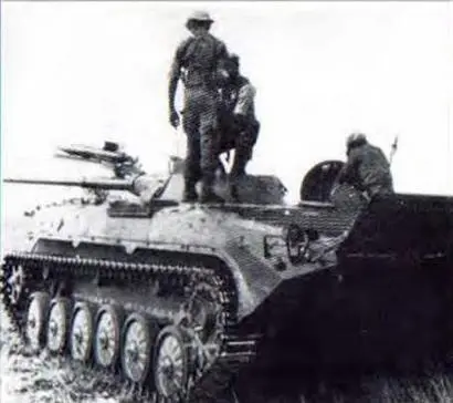 Боевики УНИТА осматривают брошенную ангольскую БМП Начало 1980х гг - фото 58