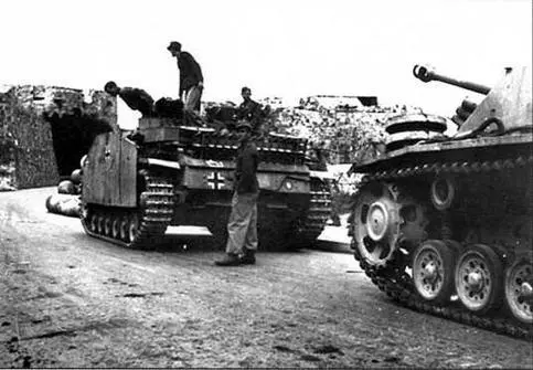 Две StuG III ТБ Родос внутри средневековой крепости Родоса ноябрь 1943 г - фото 10