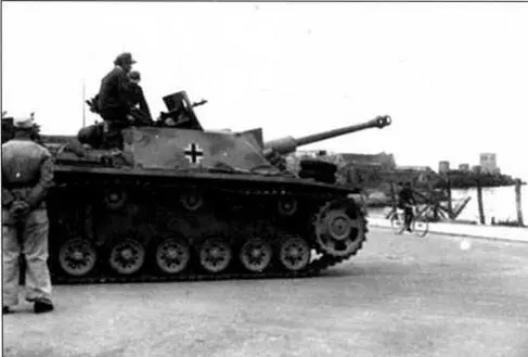 StuG III на боевой позиции в порту Родоса ноябрь 1943 г Унтерофицер 1й - фото 12