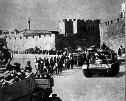 Танки Pz Kpfw IV Ausf G проходят мимо средневековой крепости Родоса ноябрь - фото 7