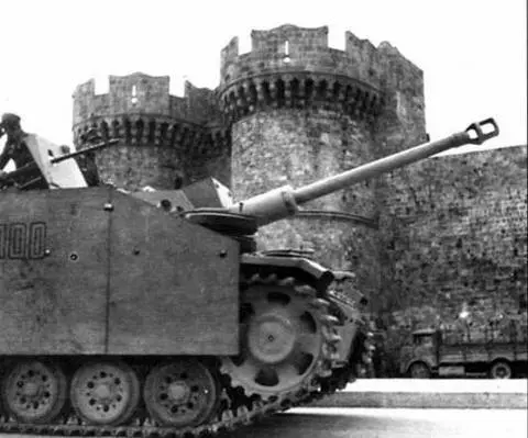 StuG III 1й роты ТБ Родос с тактическим номером 100 на фоне знаменитых - фото 8