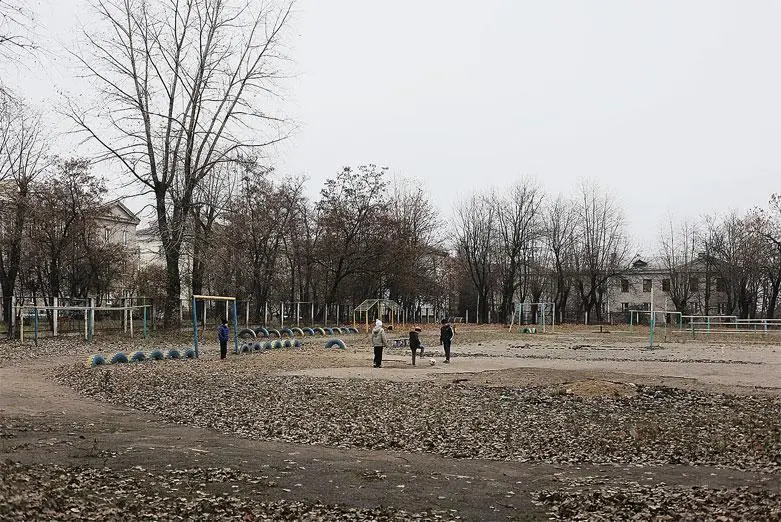 Стадион ныне заброшенной школы Рома в ней когдато учился Фото Каси - фото 115