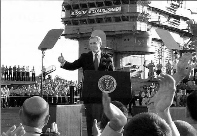 Миссия выполнена 1 мая 2003 года президент США Джордж Буш на борту - фото 18
