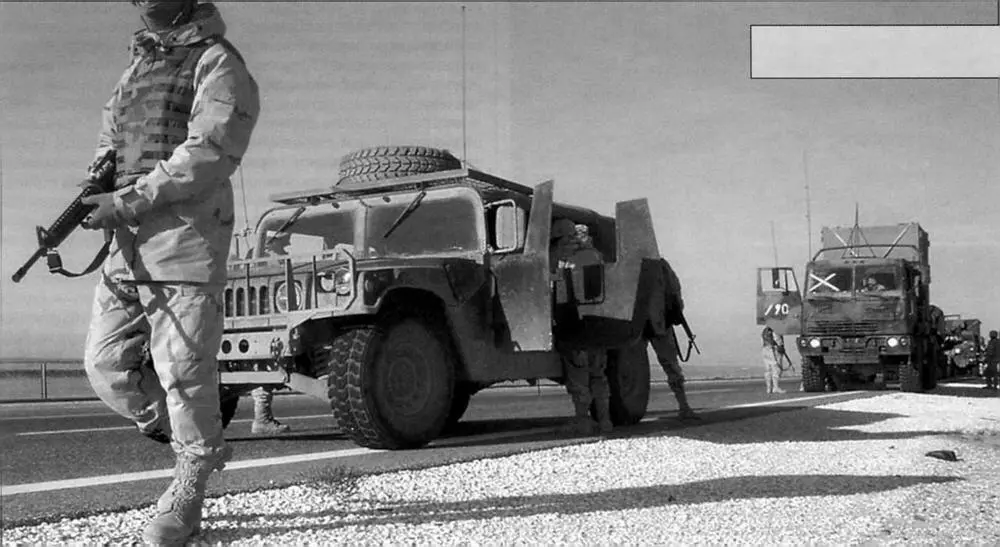 Американский патруль на одном из шоссе в Ираке Боец 82й воздушнодесантной - фото 22