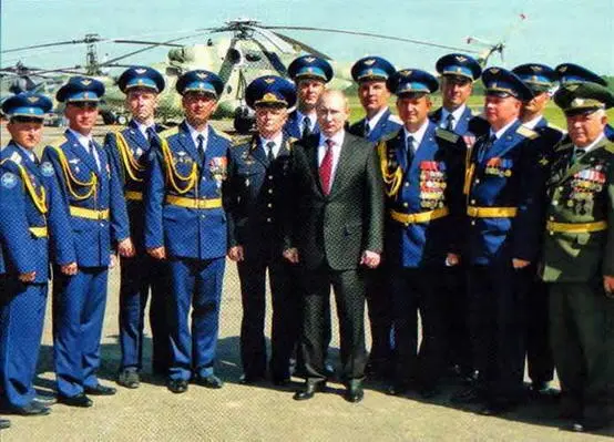 Президент Российской Федерации ВВ Путин вместе в авиаторами Кореновского - фото 19