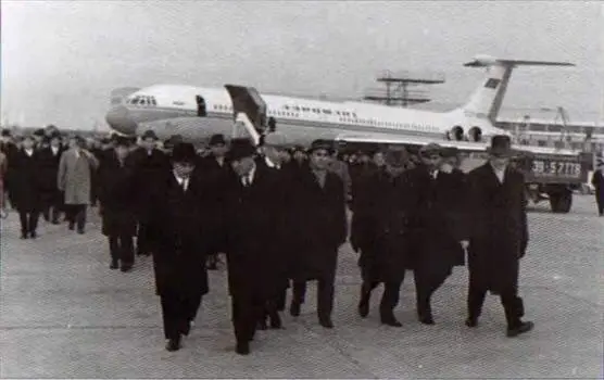 Правительственная делегация осматривает Ил62 на заводском аэродроме К - фото 28