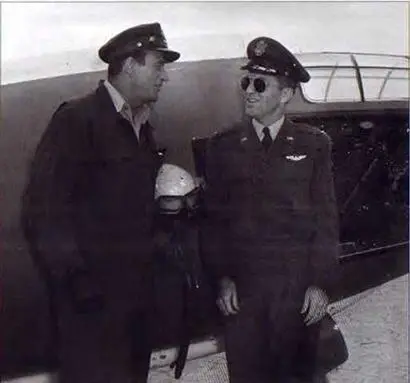 Легендарный летчик Чак Игер с главными героями фильма Jet Pilot во время - фото 48