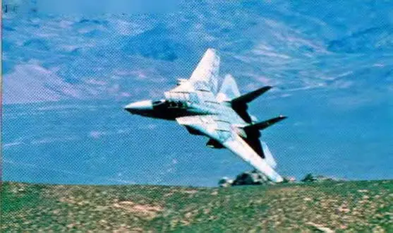 В полете F14 Томкэт кадр из фильма Летающая моделькопия - фото 83