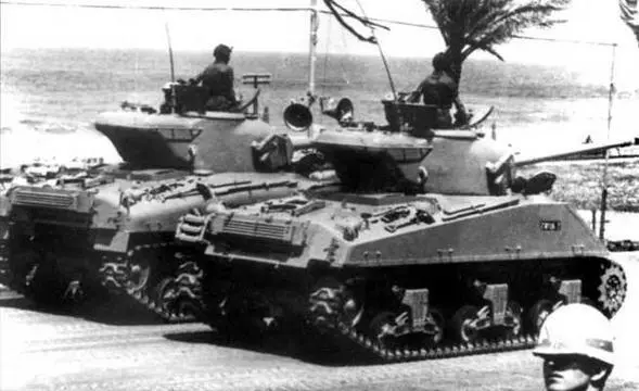 В заголовке и вверху На улицах ТельАвива танки Шерман М50 Апрель 1957 г Для - фото 3