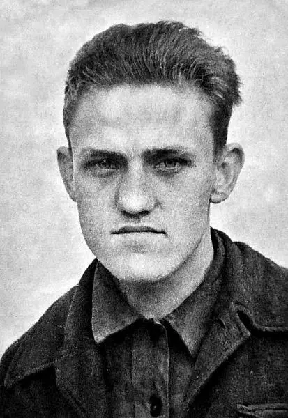 А Толкачев в школьные годы 1948 год Публикуется с разрешения друга семьи - фото 2