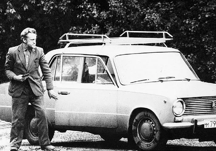 На проселочной дороге Адольф Толкачев выходит из своей машины 9 июня 1985 года - фото 35