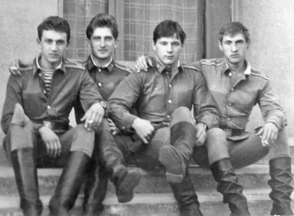 Это мы сидим на пороге офицерской столовой Я кстати внутри в залах даже - фото 18
