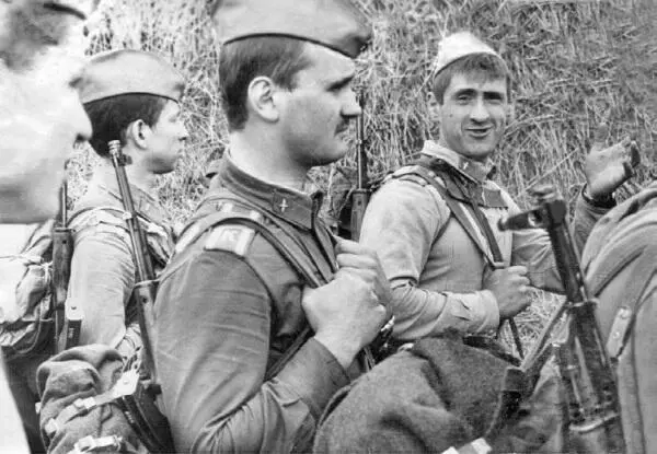 А это мы пехота Слева от меня старшина Боженко Пытровыч а справа огромный - фото 23