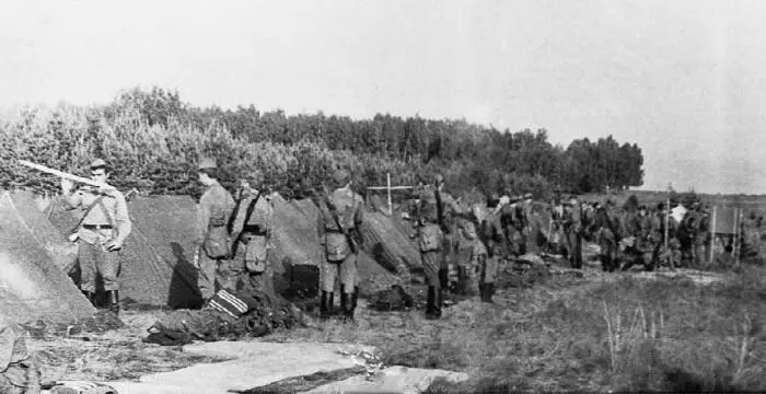 Лагерьлагерек Нашей палатки и не видно она в саааамом конце Минут через - фото 26