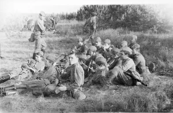 Всё ближе к апокалипсису Они уходят дальше а я ложусь на спину Ноги в - фото 30