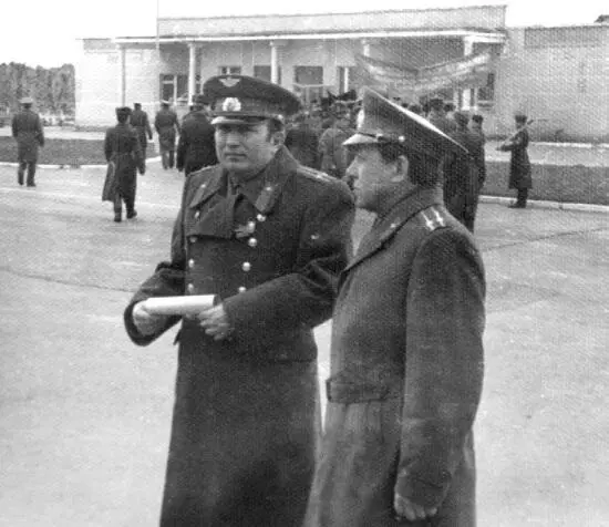 Николай Ульянов слева наш замполит ныне пенсионер Справа - фото 43