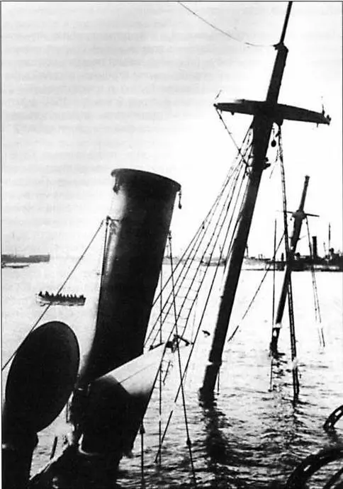 Останки Вэйюаня в гавани Вэйхайвэй Снимок сделан в феврале 1895 г после - фото 99