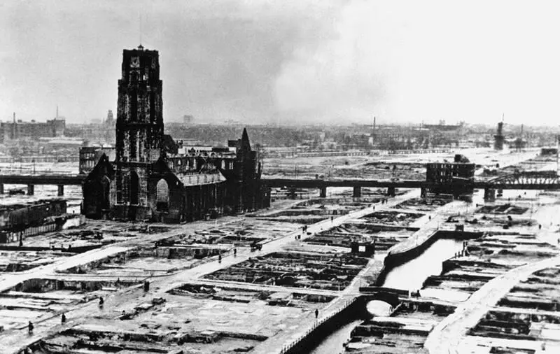 Центр Роттердама после немецких бомбардировок 4 июня выступая в палате общин - фото 4