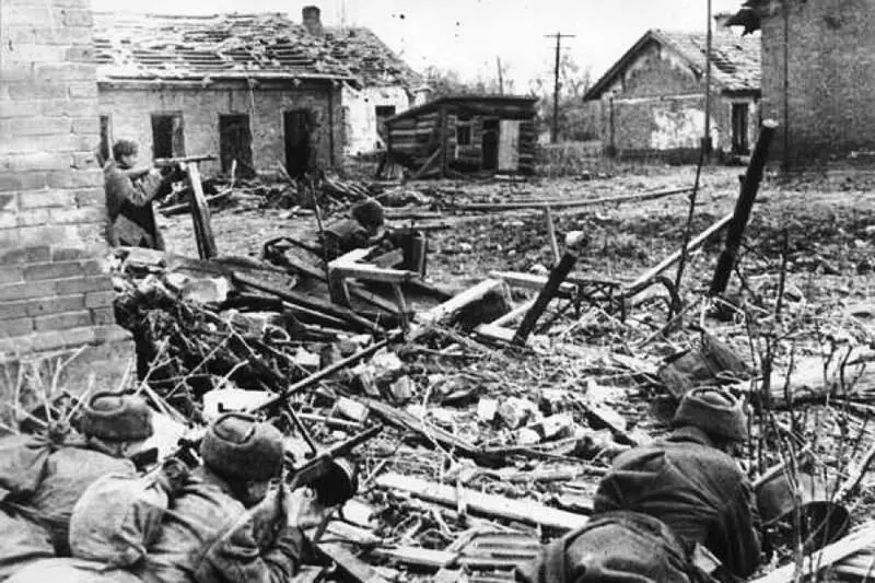 Советские солдаты в боях под Сталинградом Затем начиная с ноября 1942 г - фото 10