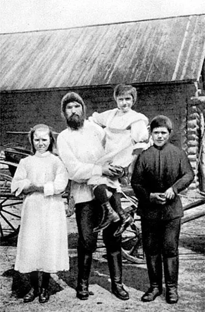 Крестьянин Распутин со своими детьми Матреной Варварой и Дмитрием в - фото 6