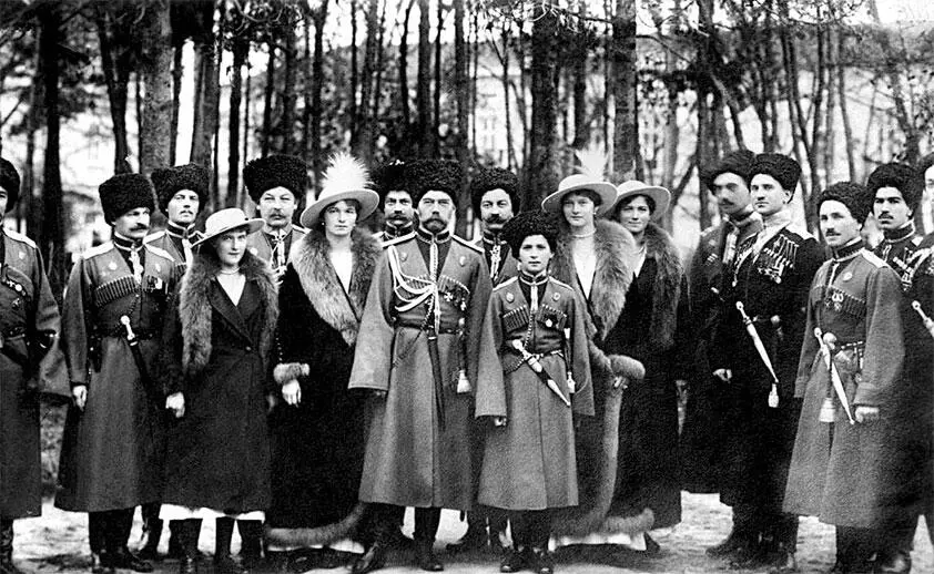 Император Николай II с семьей и свитой Он вытянулся в струнку и громким голосом - фото 14
