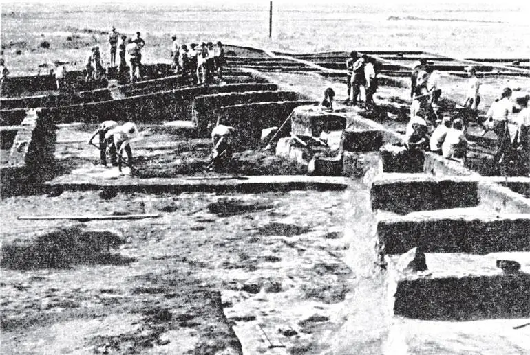 Рис 89 Раскопки 1988 года в поселении Аркаим Взято из 1а с 23 Рис 90 - фото 89