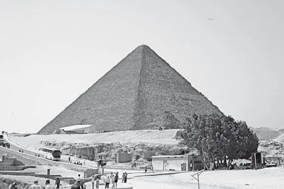 Рис 6 Пирамида Хеопса Вид с юговостока Фотография 2008 года Рис 7 - фото 6